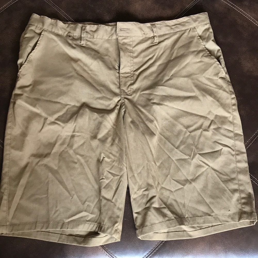 Men’s khaki shorts